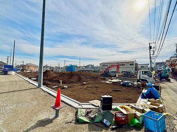 【前面道路含む外観】学校やお買い物施設もお近くです。暮らしにゆとりの一角です。