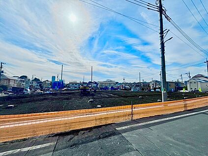 前面道路含む外観