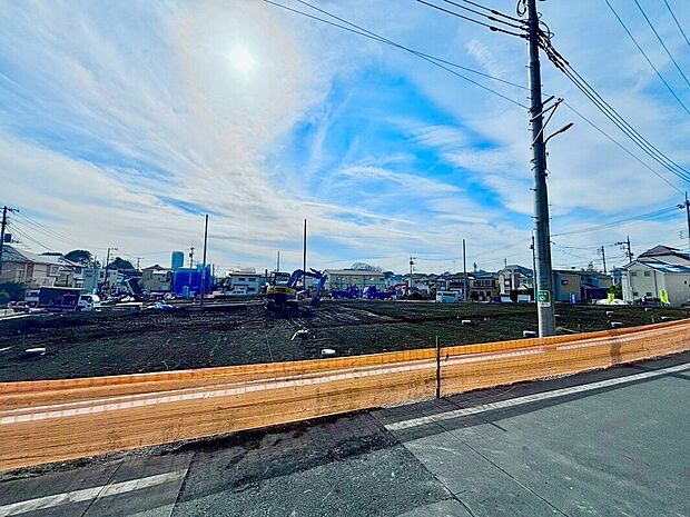 【前面道路含む外観】緑豊かで閑静な住宅街は子育てにはピッタリです。