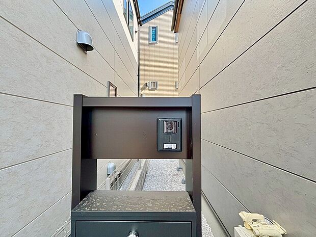 【モニター付きインターフォン】呼び出しボタンを押した時点でモニターに来訪者の映像が映し出され、会話を交わす前に来訪者を確認でき防犯に役に立つ設備機能です
