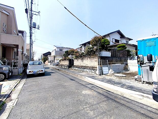 【前面道路含む現地写真】小学校まで徒歩5分ほど。お子様の負担も少なく、安心して通学できますね。