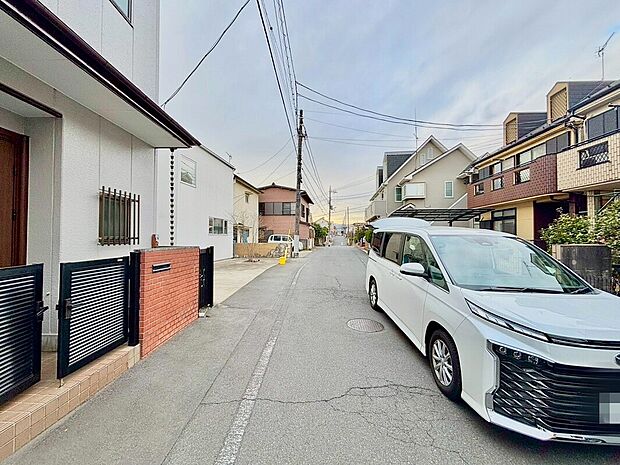 【前面道路含む現地写真】前面道路は車通りも少なく、お子さまのいるご家庭でも安心ですね。