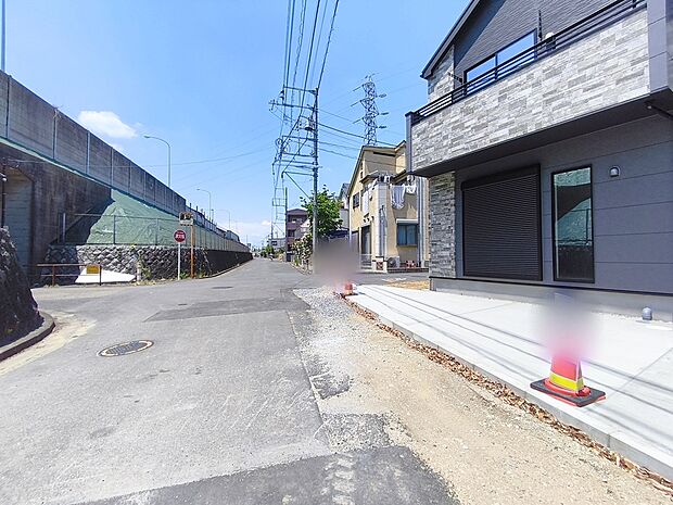 【前面道路】前面道路は4.5メートル、5.6メートル(2面)。ゆとりもあり車庫入れもスムーズにできますね。