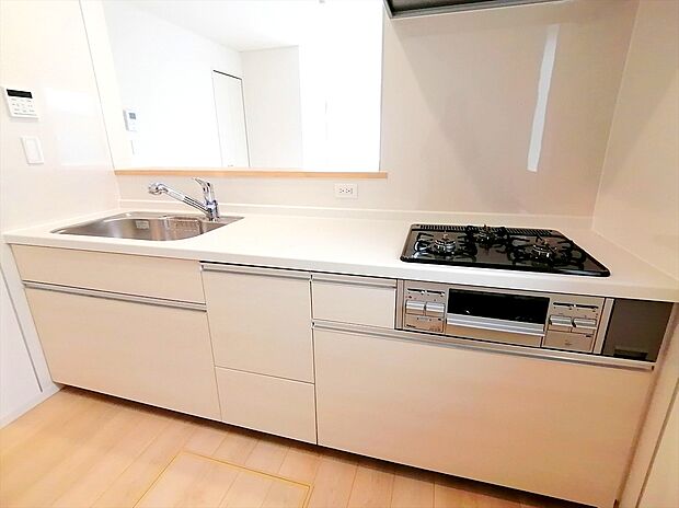 【キッチン】白を基調にした清潔感あふれるキッチン。広々としたシステムキッチンは使いやすく、家事仕事もはかどりそうですね。