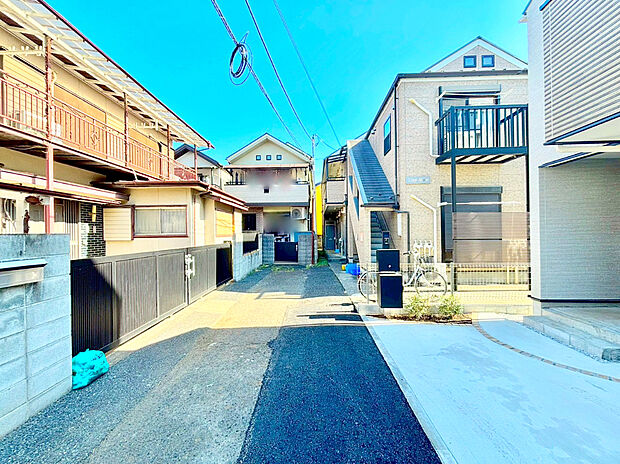 【前面道路含む外観】前面道路は約3.3mの幅広な道路です。入出庫の際もらくらくです。