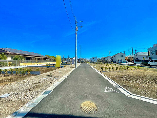 【前面道路含む現地写真】小学校まで徒歩6分ほど。お子様の負担も少なく、安心して通学できますね。