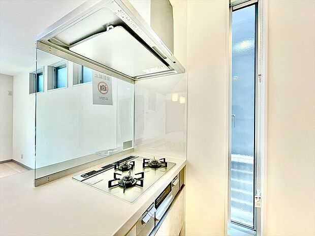 【【3口コンロ】】 凹凸が少ないフラットトップコンロ。お掃除もラクラクです。