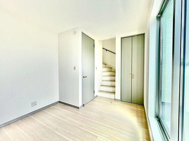 【居室】明るく開放感のある洋室。十分にお一人で快適に過ごせる空間となっております。趣味や勉強などに励めます。