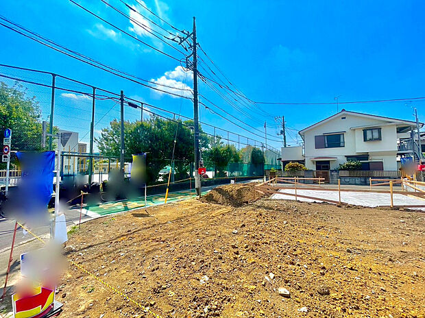 【現地外観】南向きの住宅は日当たりも良好。晴れの日はバルコニーでたっぷりと洗濯物を干すことができ家事もはかどりますよ。