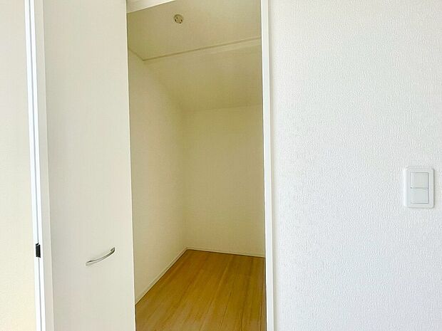 【ウォークインクロゼット】ひと目で収納物を確認できるウォークインクロゼットは、ゆとりの広さを備えた大型収納。数多くの衣類に加え、足元には引出しや衣装箱、シューズボックスなども収納することができます。