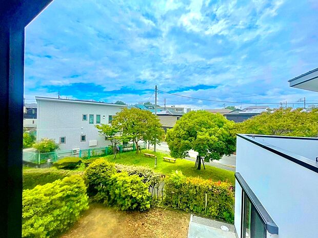 【眺望】たっぷりの陽光と心地よい風が舞い込むバルコニー。たくさんのお洗濯物も一気に片付きます！
