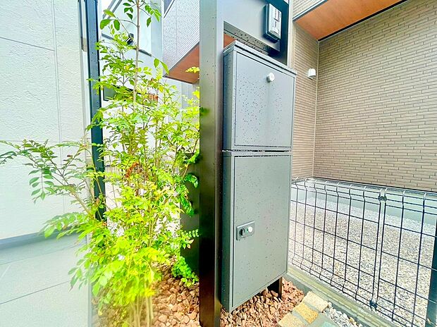 【インターフォン・宅配ボックス】不在中でも荷物が受け取れる「宅配ボックス」付！　安心してお出かけが出来ますね！
