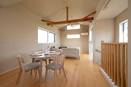 窓から見える景色と階段吹き抜けの手すり