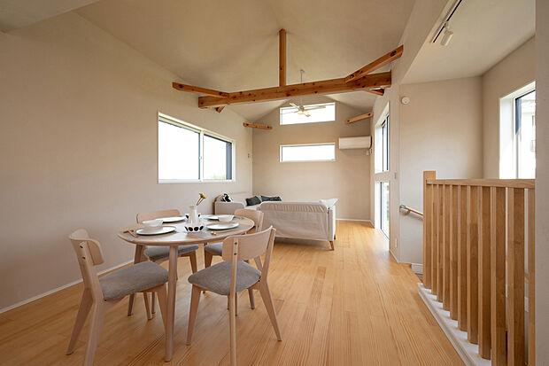 【窓から見える景色と階段吹き抜けの手すり】窓から見える景色がよく癒されます!格子タイプの階段吹き抜け手摺はエアコンの冬の暖かい空気、夏の冷たい空気を運んでくれるだけでなくスッキリおしゃれ!