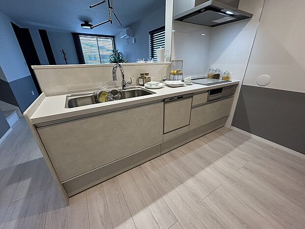 【清潔感あふれる対面カウンターキッチン】クリナップ社KT、IHコンロ仕様、食洗器付です。カップボードとキッチンとの距離も少しゆとりを持たせております。