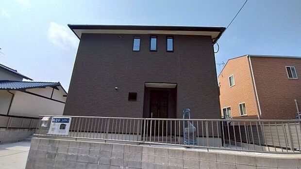 【4LDK】価格は2498万円です。新しいお住まいにいかがでしょうか。駅まで徒歩15分でアクセス可能です。一生に一度のマイホーム探しは、ぜひ新築戸建てで。新築ならではの「新しさ」がとても魅力です。遠賀郡水巻町に特化した当社では、多種多様な不動産情報をご用意しております。不動産情報と併せて地域情報もお伝え致しますので、まずはお気軽にお問い合わせください。