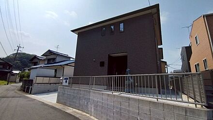 価格は2498万円です。新しいお住まいにいかがでしょうか。駅まで徒歩15分でアクセス可能です。一生に一度のマイホーム探しは、ぜひ新築戸建てで。新築ならではの「新しさ」がとても魅力です。遠賀郡水巻町に特化した当社では、多種多様な不動産情報をご用意しております。不動産情報と併せて地域情報もお伝え致しますので、まずはお気軽にお問い合わせください。 