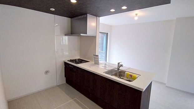 【キッチン】収納豊富なシステムキッチン