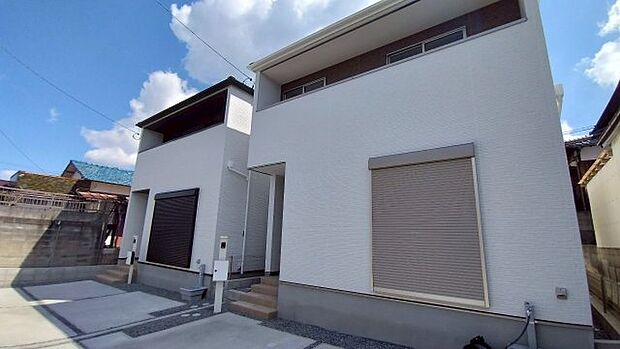 【4LDK】奥行のあるウォークインクロゼットは様々な物が入る優れものです。浴室乾燥機付きの物件なので、浴室乾燥機をつけて湿気を除去すればカビの発生を予防できます。駐車2台可能なので、友達や親戚の方が急に来ても置けます。103.71平米程の建物面積でスペースも十分。不動産購入をお考えの方は、北九州市八幡西区に強い当社までご連絡ください。きっとお探しの条件に沿った住まいが見つかることでしょう。