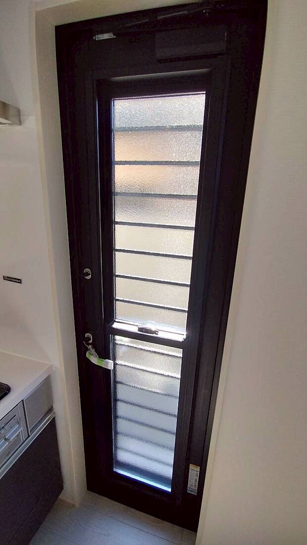 【勝手口】同仕様物件の設備です。実際とは異なる場合があります。