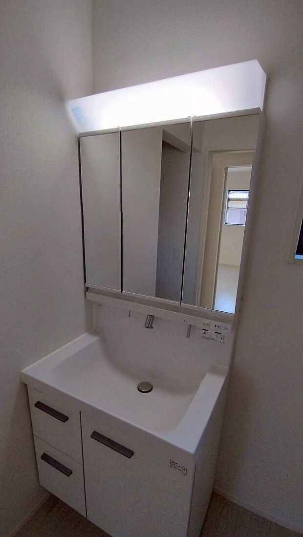 【洗面化粧台】同仕様物件の設備です。実際とは異なる場合があります。