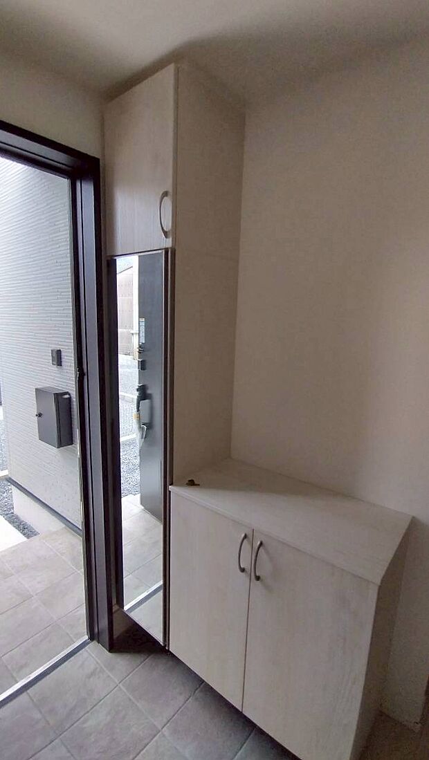 【玄関収納】同仕様物件の設備です。実際とは異なる場合があります。