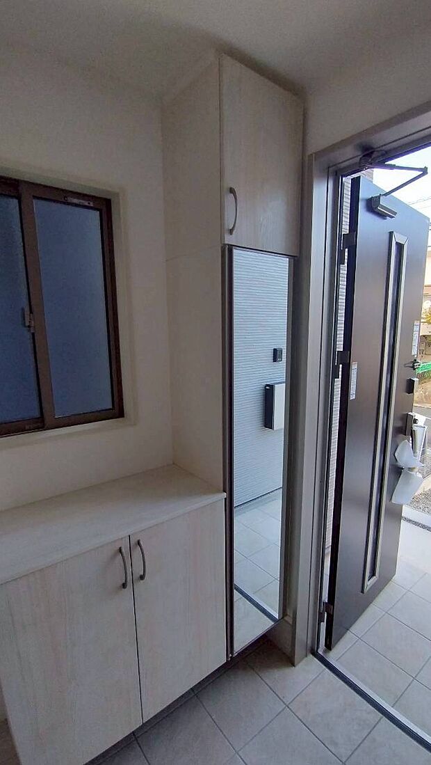 【玄関収納】同仕様物件の設備・仕様の写真です。実際とは異なる場合があります。