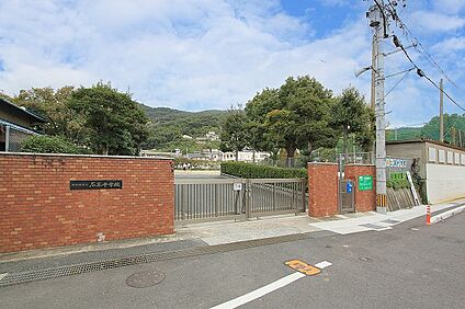 石峯中学校 徒歩60m