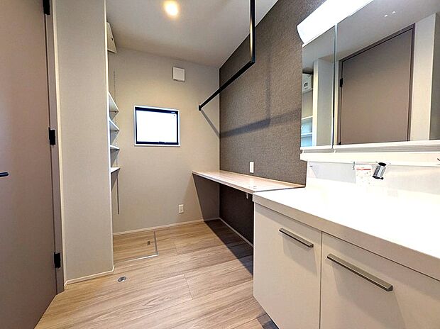 【ランドリールーム（B棟）】ランドリールームは「洗濯して、干す」を最短距離で。造作カウンターではアイロンがけや畳む作業まで済ますことができ、下着や寝間着類も収納しておけば、お風呂上がりもスムーズです。