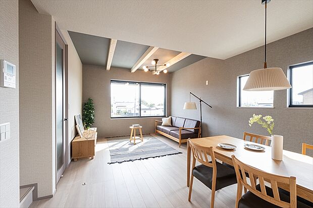 【LD】家族みんなが心地良く過ごせるリビングダイニング。家事やお子さまの宿題など、ふれあいを育みながら愉しくお過ごしいただけます。（施工例写真）