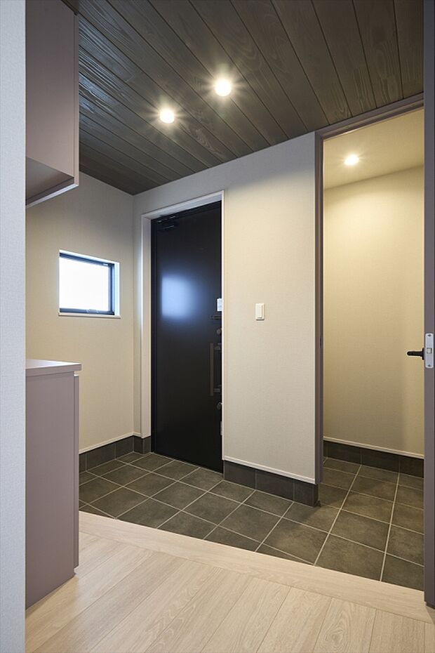 【玄関】玄関と土間続きのクロークは、アウトドア用品など屋外で使うものの収納に便利です。散らかりがちな玄関をすっきりと保ちます。（施工例写真）