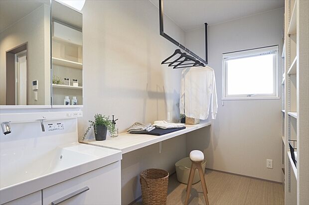 【ランドリールーム】「洗濯して、干す」を最短距離で。アイロンがけや畳む作業まで済ますことができ、下着や寝間着類も収納しておけば、お風呂上がりもスムーズです。（施工例写真）