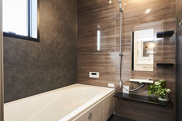 【浴室】ゆったりとくつろげる浴室。浴室暖房乾燥機能付きで、季節・天候を問わず洗濯物を乾かすこともできます。(施工例写真)