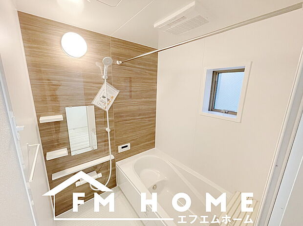 【■現地浴室写真■】ゆったり入れる浴槽や、一坪サイズのゆとりの空間をご用意しました。明るいトーンの色調は、シンプルで衛生的な空間を演出。