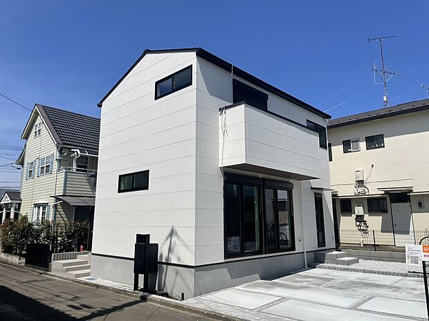 ■閑静な住宅街に佇む高級感のある外観。