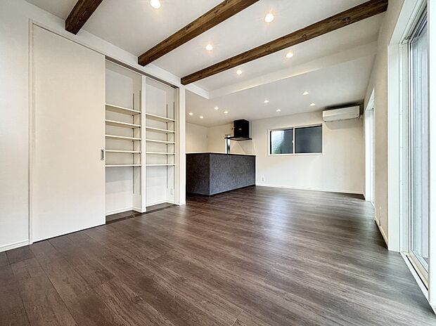 リビングダイニング　（A号棟）
■あらわし梁が上品な空間を演出してくれます。