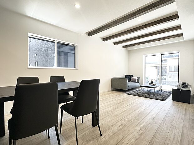 ダイニング　（A・D号棟　同仕様）
■あらわし梁がワンランク上の上質な空間を演出。