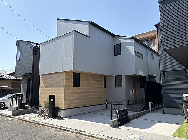 ■街並みに調和する洗練された外観。土地面積102.88m2、2階建ての安定感あるフォルムが特徴です。