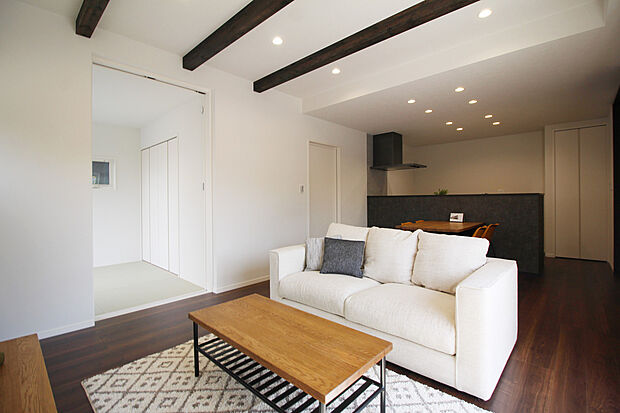 リビング（同仕様）
■床暖房付きで空気を汚さず冬でも足元からポカポカと暖まります。