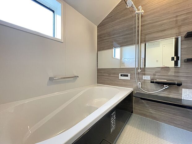 【浴室　（C号棟）】■浴室暖房付きの1坪サイズなので、お子様とご一緒の入浴でもゆったり
■丸洗いカウンターでお掃除もラクラク。