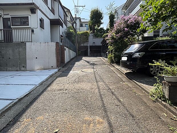 【前面道路含む現地写真】■東側 幅員約4.3ｍ公道に接面
■北側 幅員約3.9ｍ私道に接面