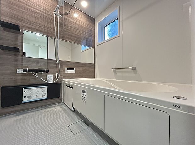 【浴室（B号棟）】■浴室暖房付きの1坪サイズなので、お子様とご一緒の入浴でもゆったり
■丸洗いカウンターでお掃除もラクラク。