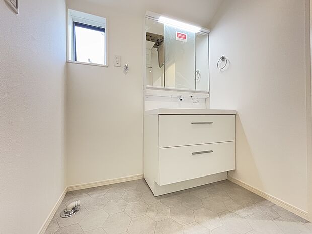 【洗面】■継ぎ目のないキレイアップカウンター
■水垂れの少ないキレイアップ水栓を採用