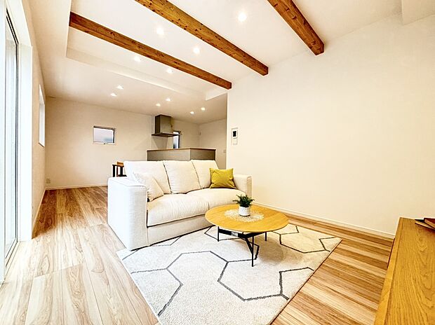 【ダイニング　】■床暖房付きで空気を汚さず冬でも足元からポカポカと暖まります。