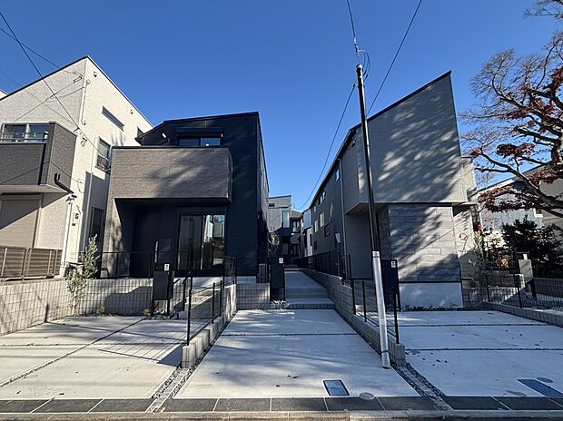 【現地写真】■お車や自転車を置いても余裕のある駐車スペース。