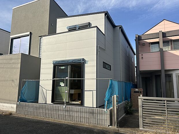 【現地外観写真】■北側 幅員約5.4ｍ公道に接面
■南側 幅員約4.0ｍ私道・通路に接面