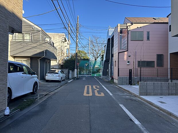 【前面道路含む現地写真】■北側 幅員約5.4ｍ公道に接面
■南側 幅員約4.0ｍ私道・通路に接面