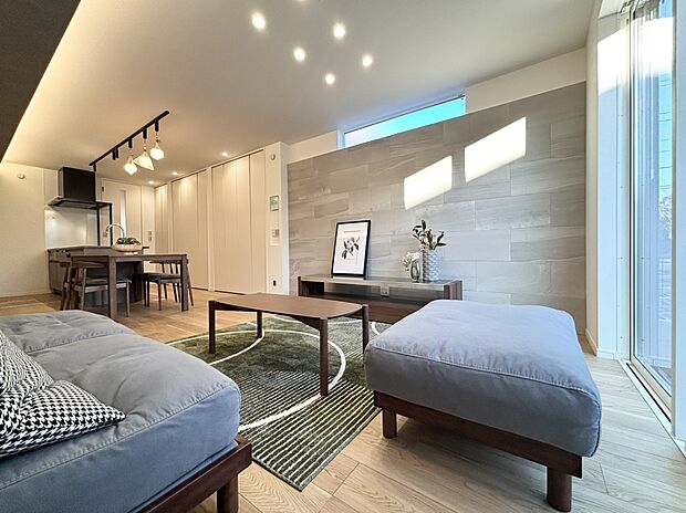 【リビング】■明るいリビングダイニングで家族の大切な時間を。
対面式キッチンなので料理をしながら家族とのコミュニケーションが取れます。