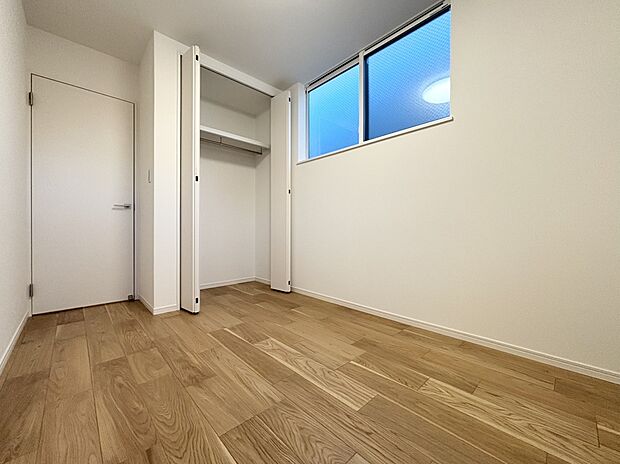 【洋室】■子ども部屋にも広々クローゼット。吊りレールで開閉がスムーズにおこなえます