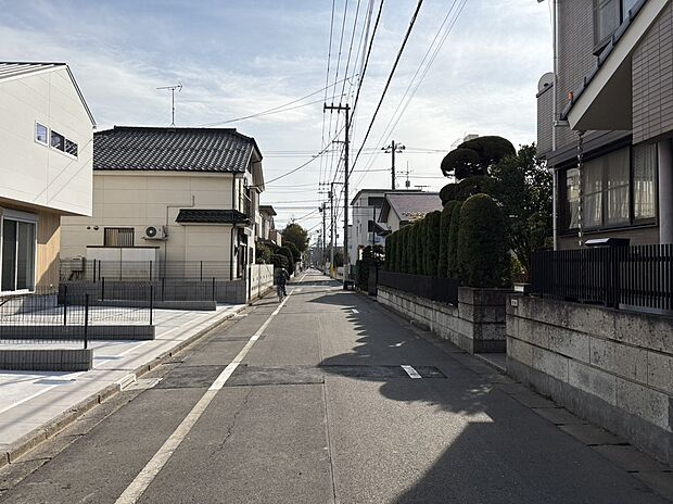 【前面道路含む現地写真】■西側幅員約5.4m 公道に接面
